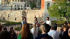 el grupo en la muralla árabe