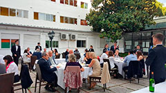 panorámica de la cena de primavera al aire libre en 2017